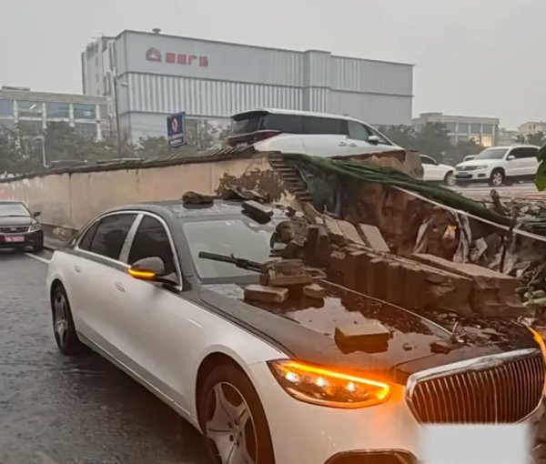 云资管 停车场围墙倒塌砸中迈巴赫，车主在车内未受伤称车在4S店没定损，负责人：停车场系租用